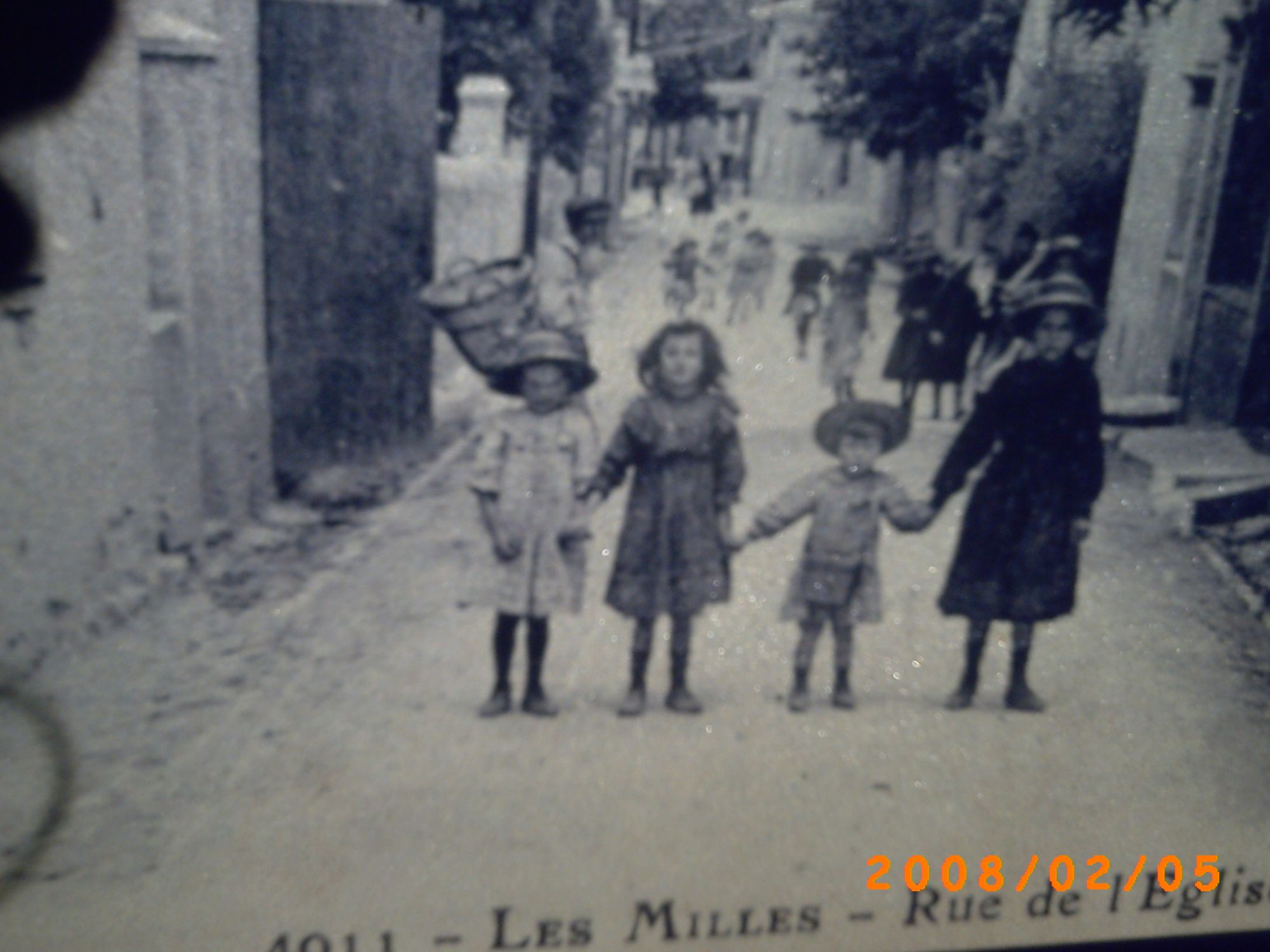 vieille photo rue de l'église petite filles se tenant par la main
